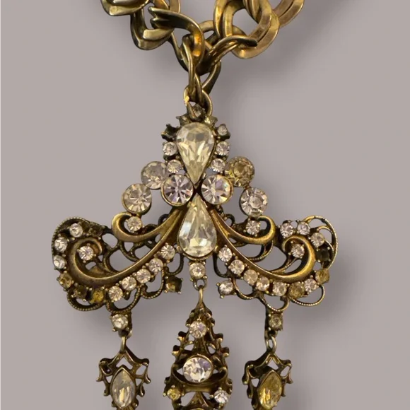 Gorgeous Vintage Gold Tone Rhinestone
Chandelier Pendant Necklace 16” - Picture 2 of 7
